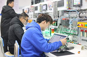 湖南萬通汽修學(xué)校_美容實(shí)訓(xùn)(拋光打蠟)